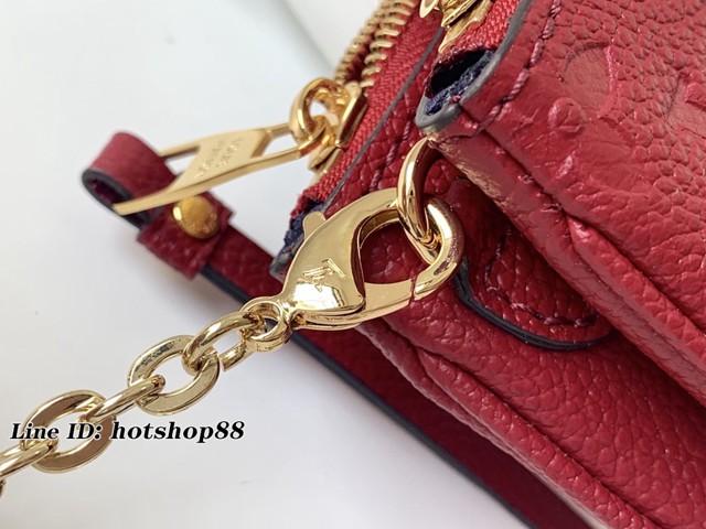 路易威登LV女包 M68574胭脂紅 Pochette Double Zip手袋 LV壓紋皮革鏈條小挎包 xxlv1994